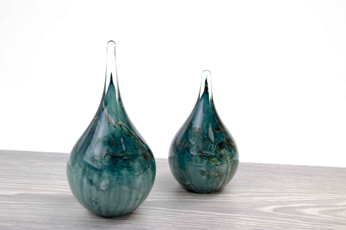 Druppelvormige handgemaakte urn van glas in de kleur groen met bladgoud