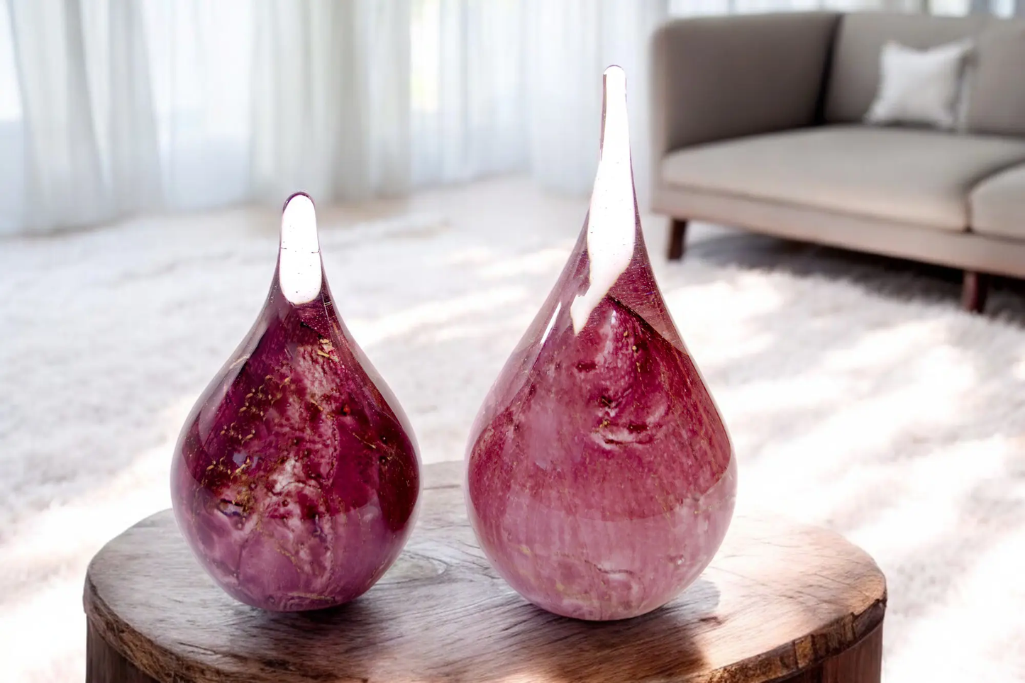 Druppelvormige handgemaakte urn van glas in de kleur paars met bladgoud