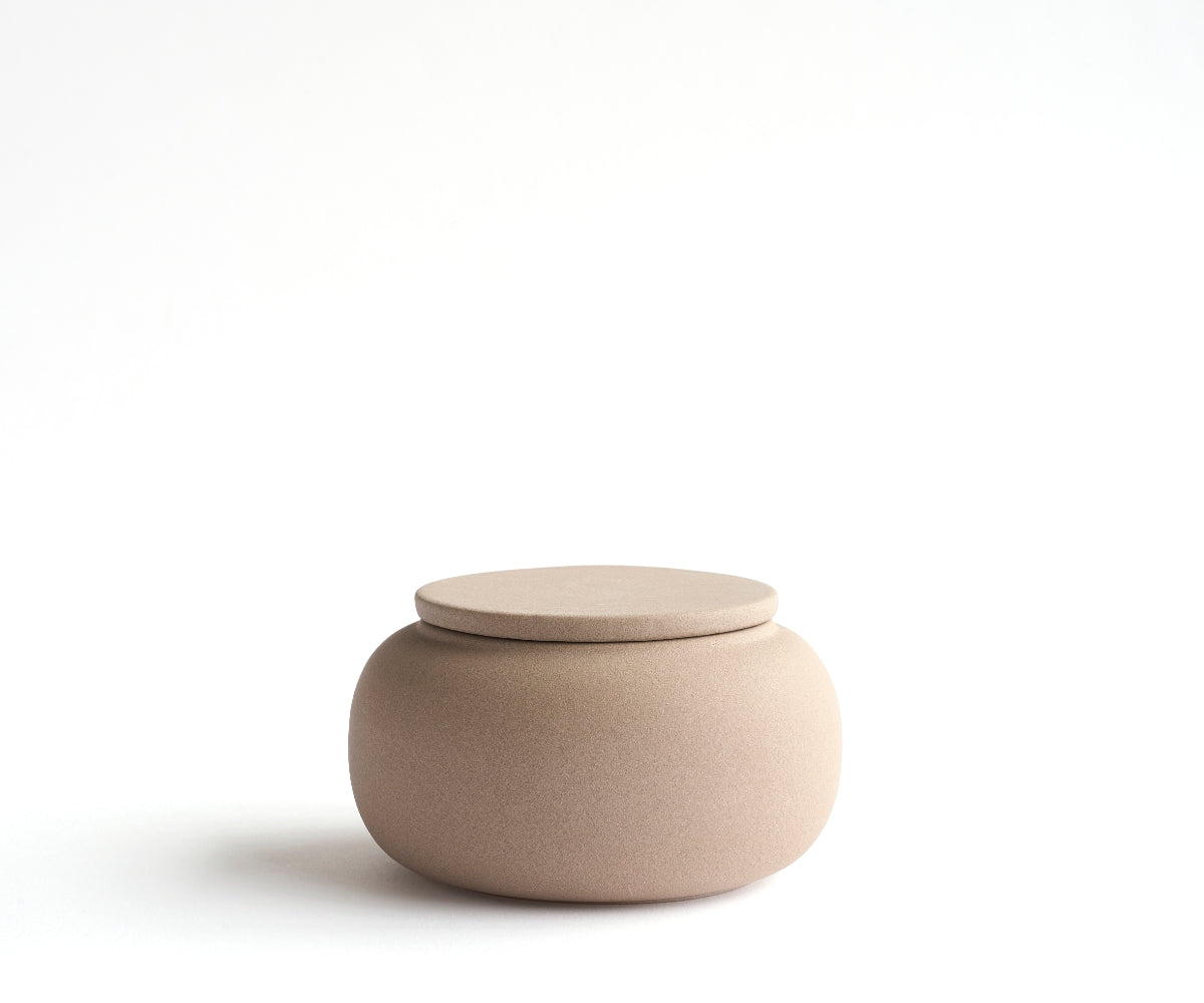 Seres mini urn cilindervormige handgemaakte biologisch afbreekbare urn van keramiek in een zandkleur