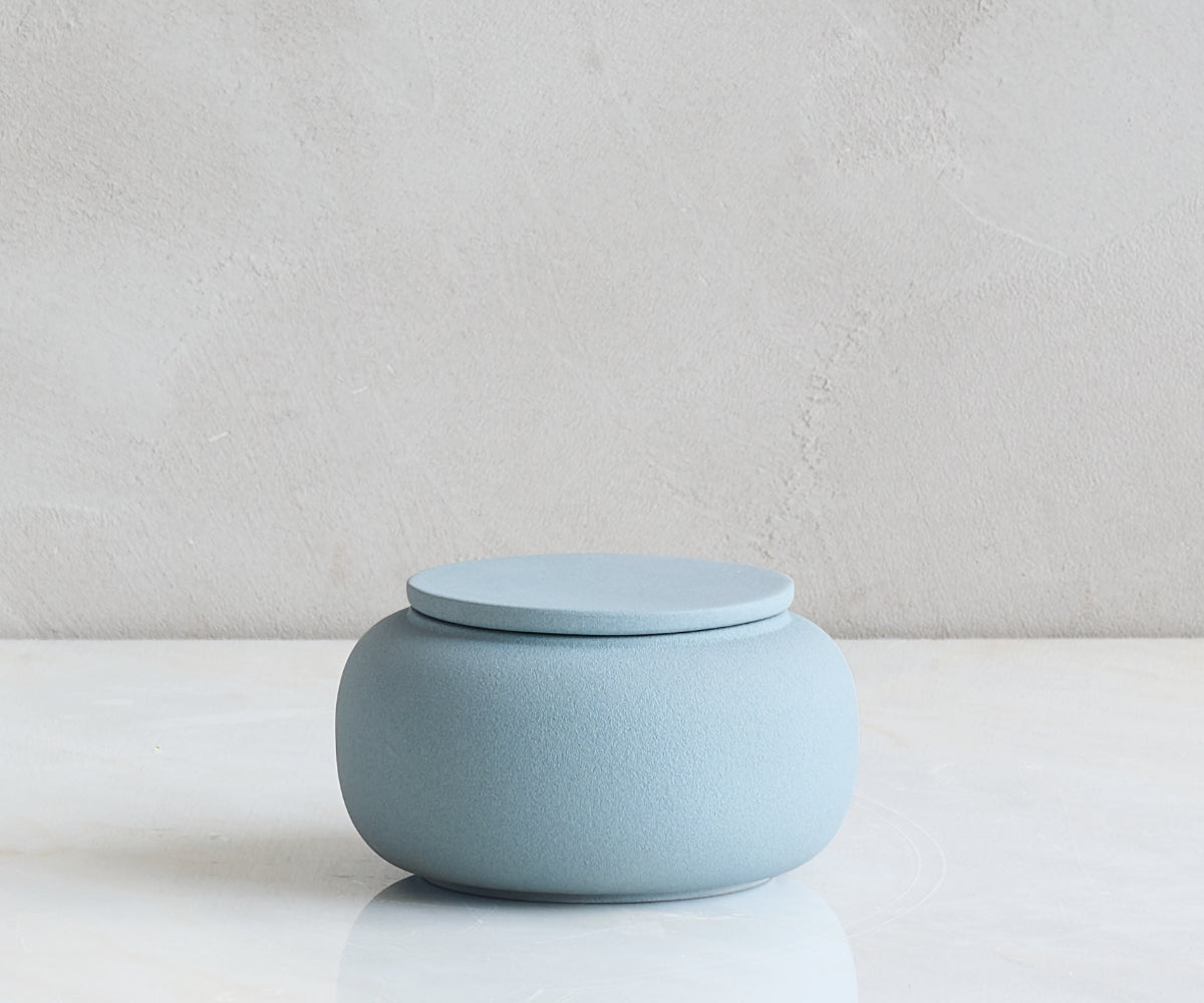 Seres mini urn cilindervormige handgemaakte biologisch afbreekbare urn van keramiek in de kleur grijsblauw