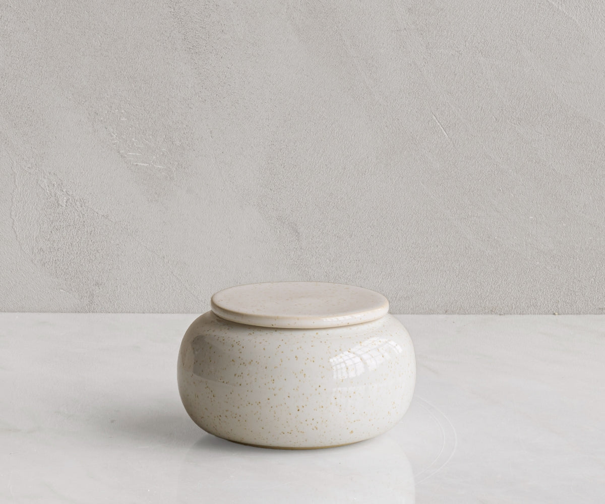 Seres mini urn cilindervormige handgemaakte urn van keramiek in de kleur wit gespikkeld