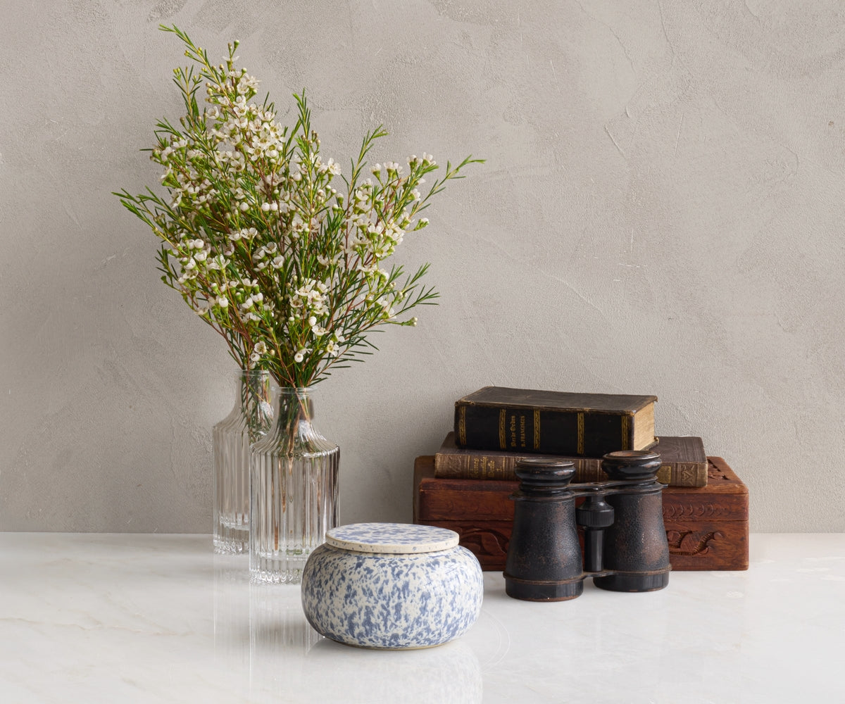 Seres mini urn cilindervormige handgemaakte urn van keramiek gespikkeld in de kleuren wit en blauw