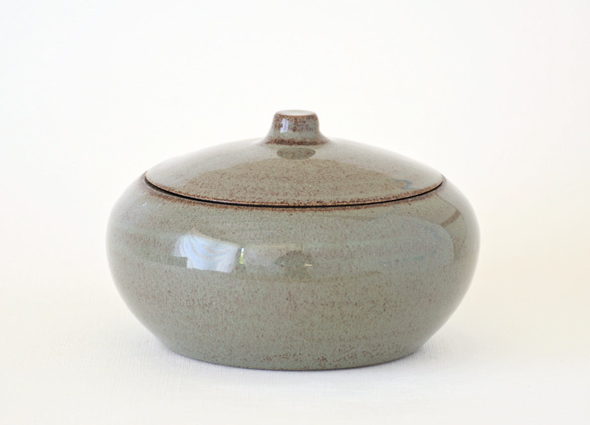 Paiko mini urn bolvormige handgemaakte urn van keramiek in de kleur grijs