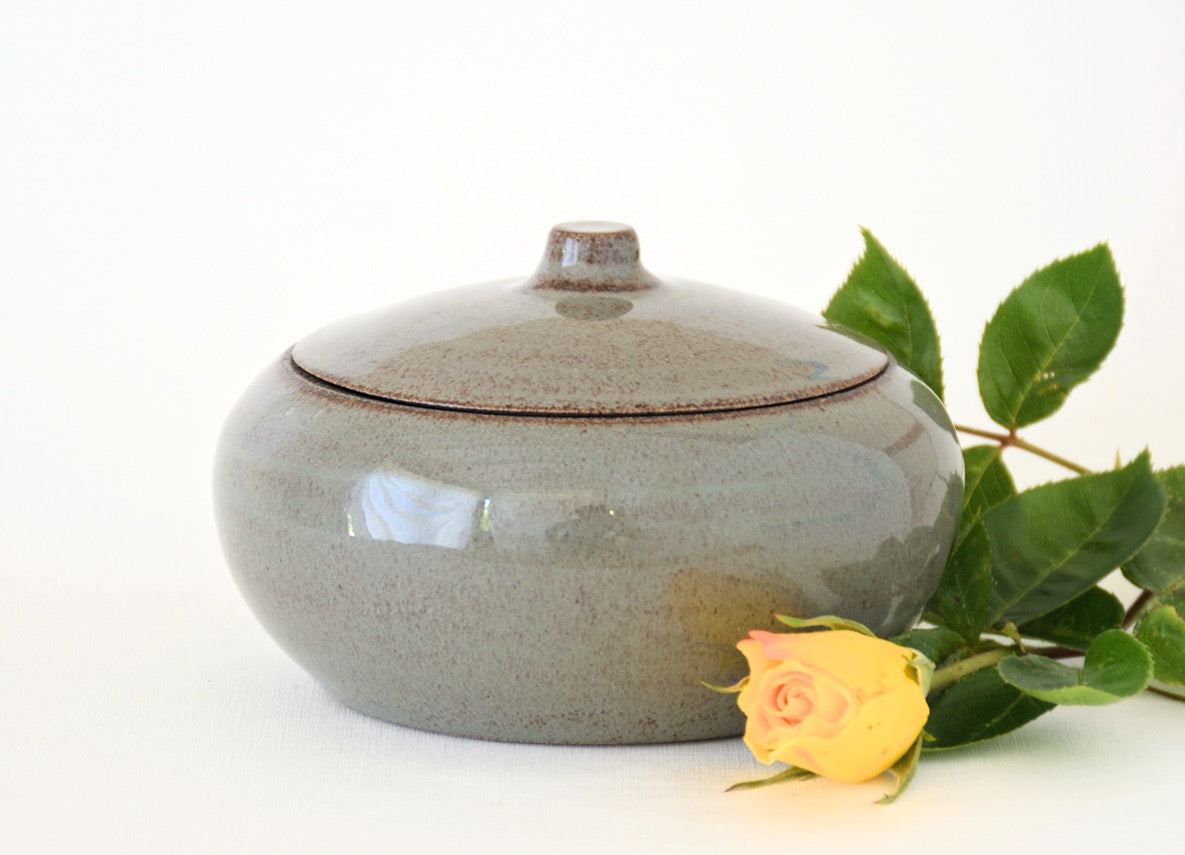 Paiko mini urn bolvormige handgemaakte urn van keramiek in de kleur grijs
