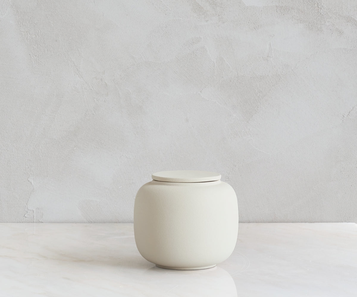 Seres kleine urn cilindervormige handgemaakte biologisch afbreekbare urn van keramiek in de kleur beige