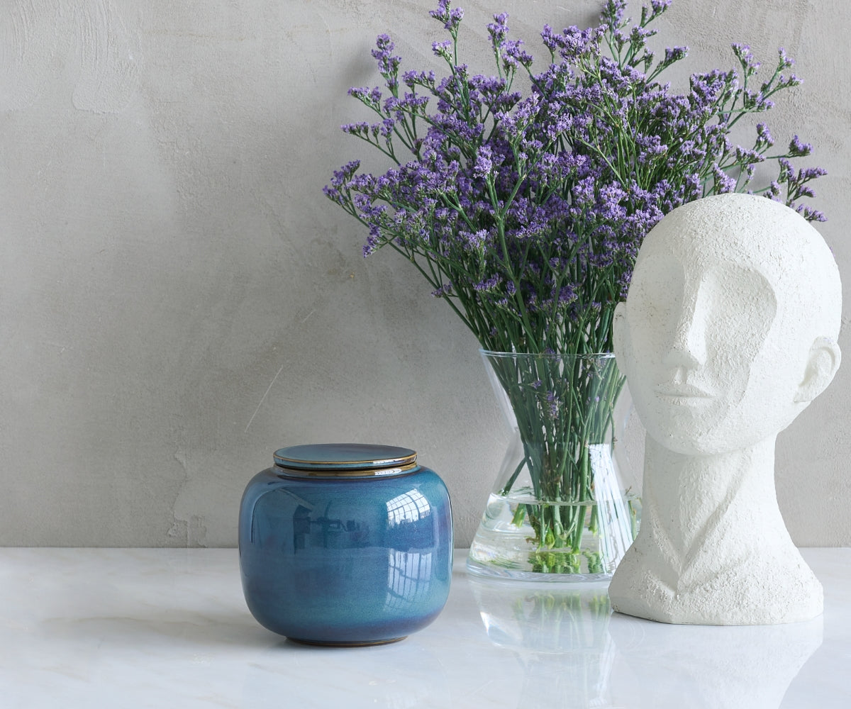 Seres kleine urn cilindervormige handgemaakte urn van keramiek in de kleur groenblauw