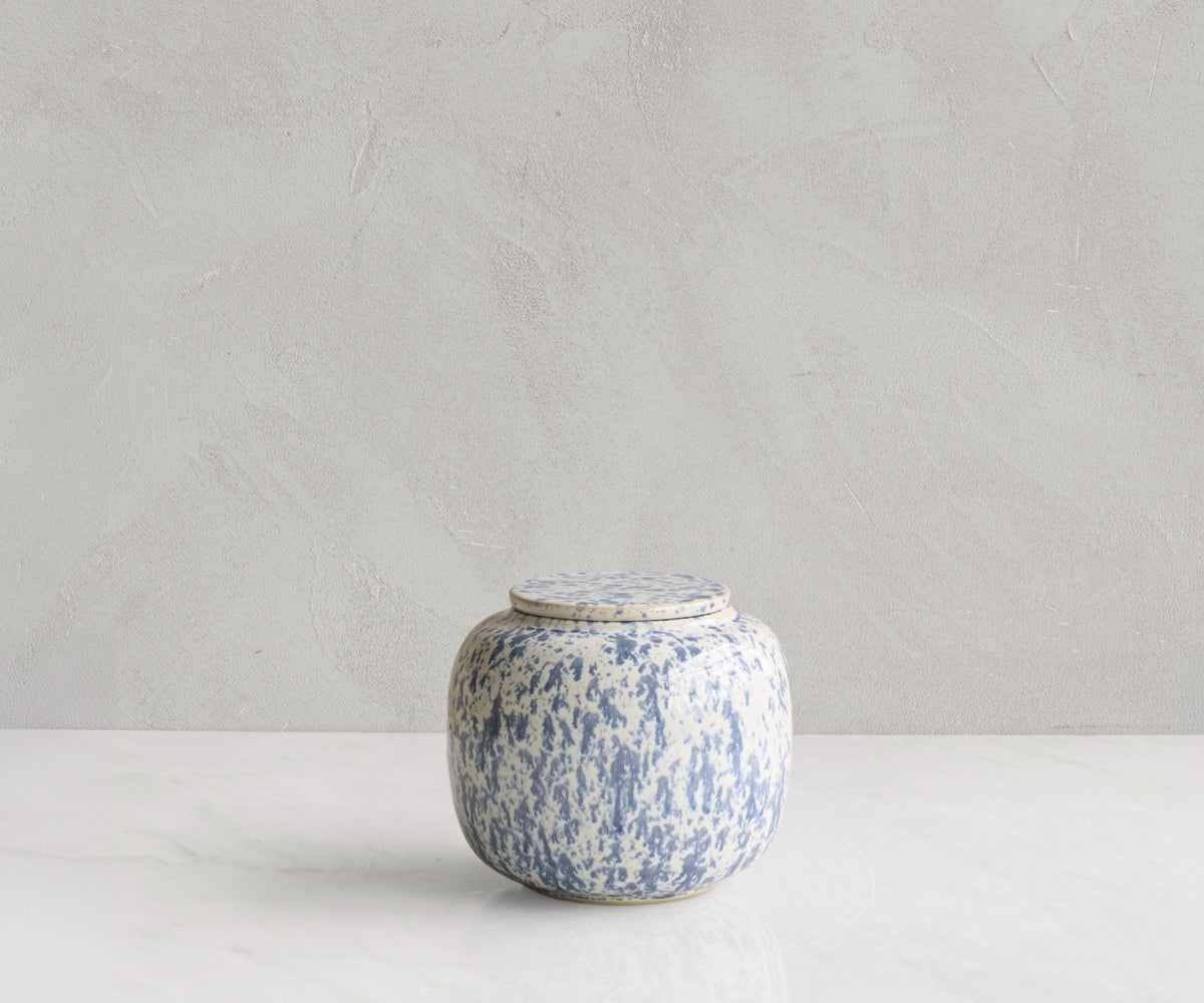 Seres kleine urn cilindervormige handgemaakte urn van keramiek gedecoreerd met de kleuren wit en blauw