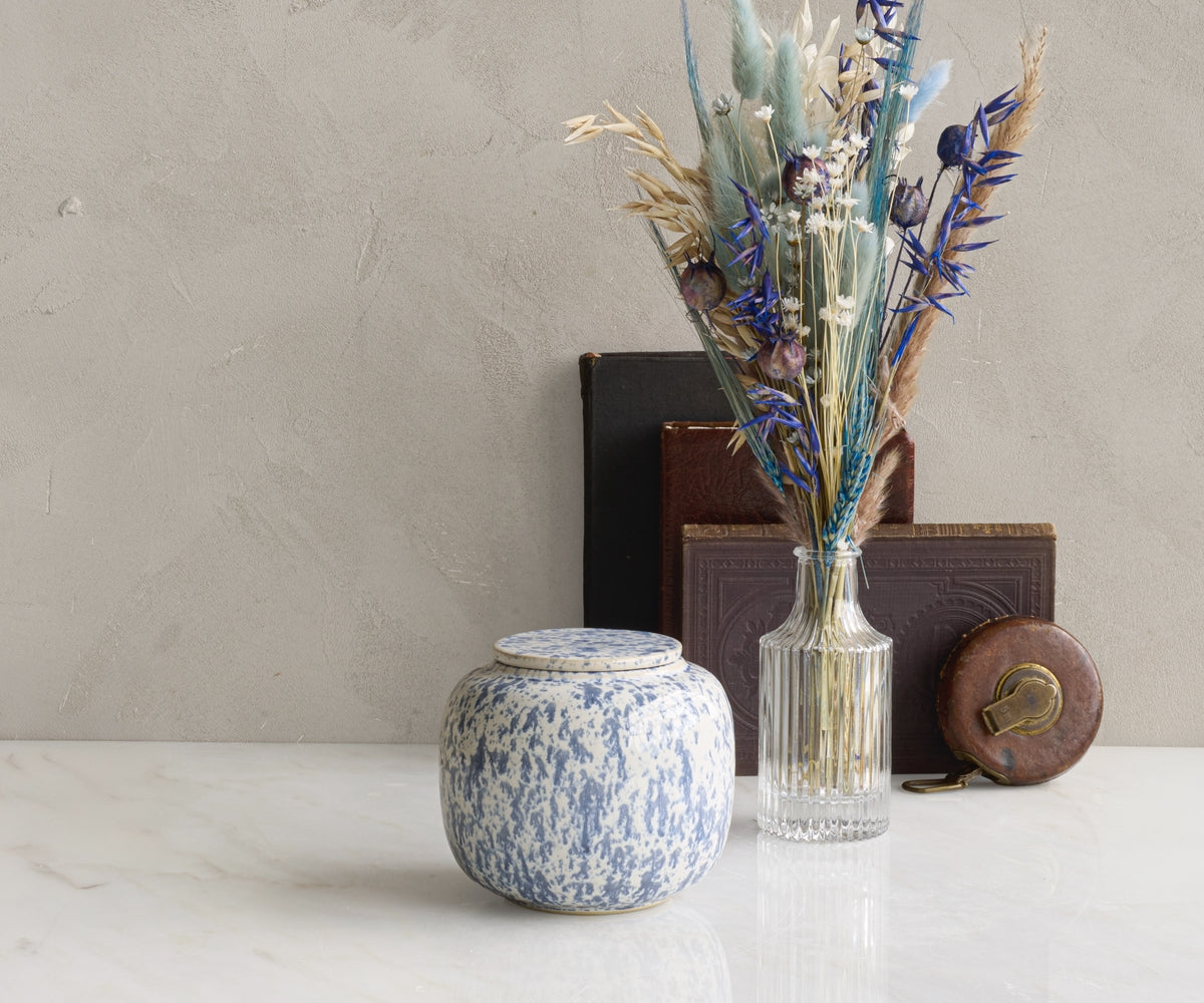 Seres kleine urn cilindervormige handgemaakte urn van keramiek gedecoreerd met de kleuren wit en blauw