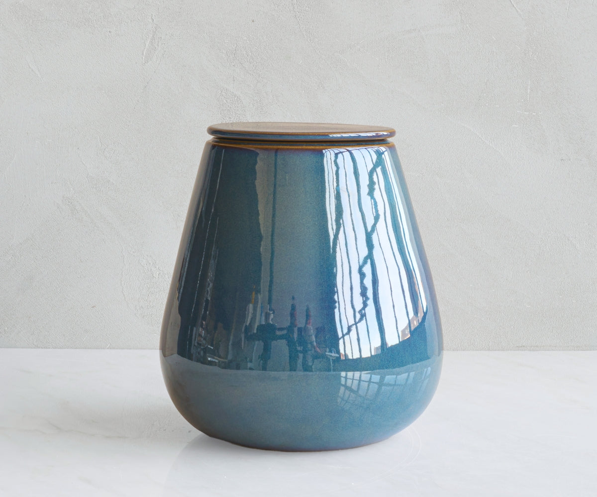 Athos kegelvormige handgemaakte urn van keramiek in de kleur groenblauw