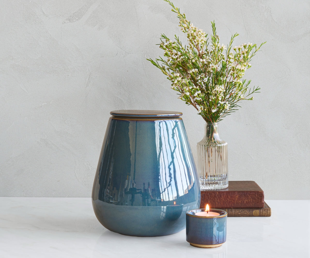 Athos kegelvormige handgemaakte urn van keramiek in de kleur groenblauw