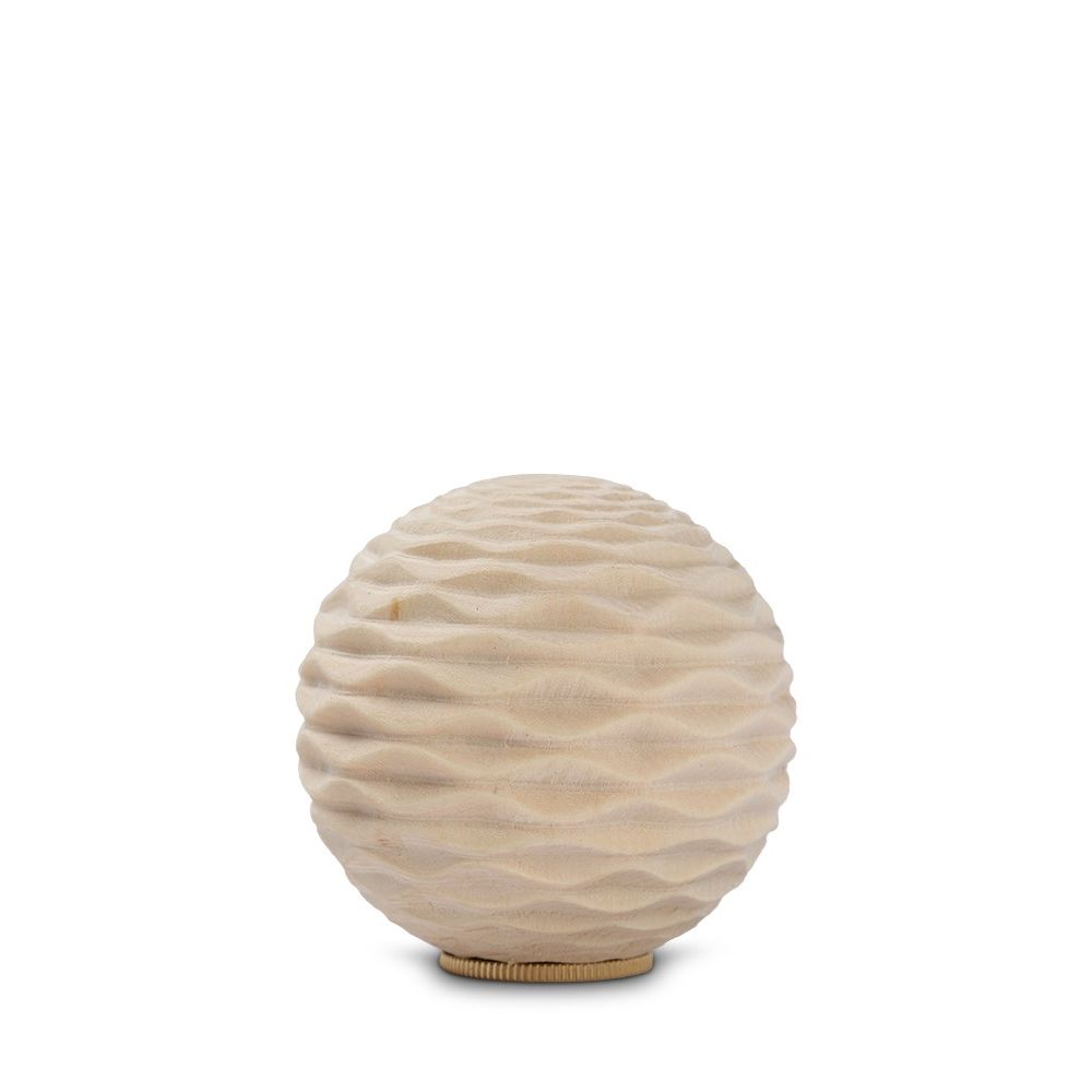 Bolvormige mini urn van hout in een natuurlijke houtkleur met golvend design
