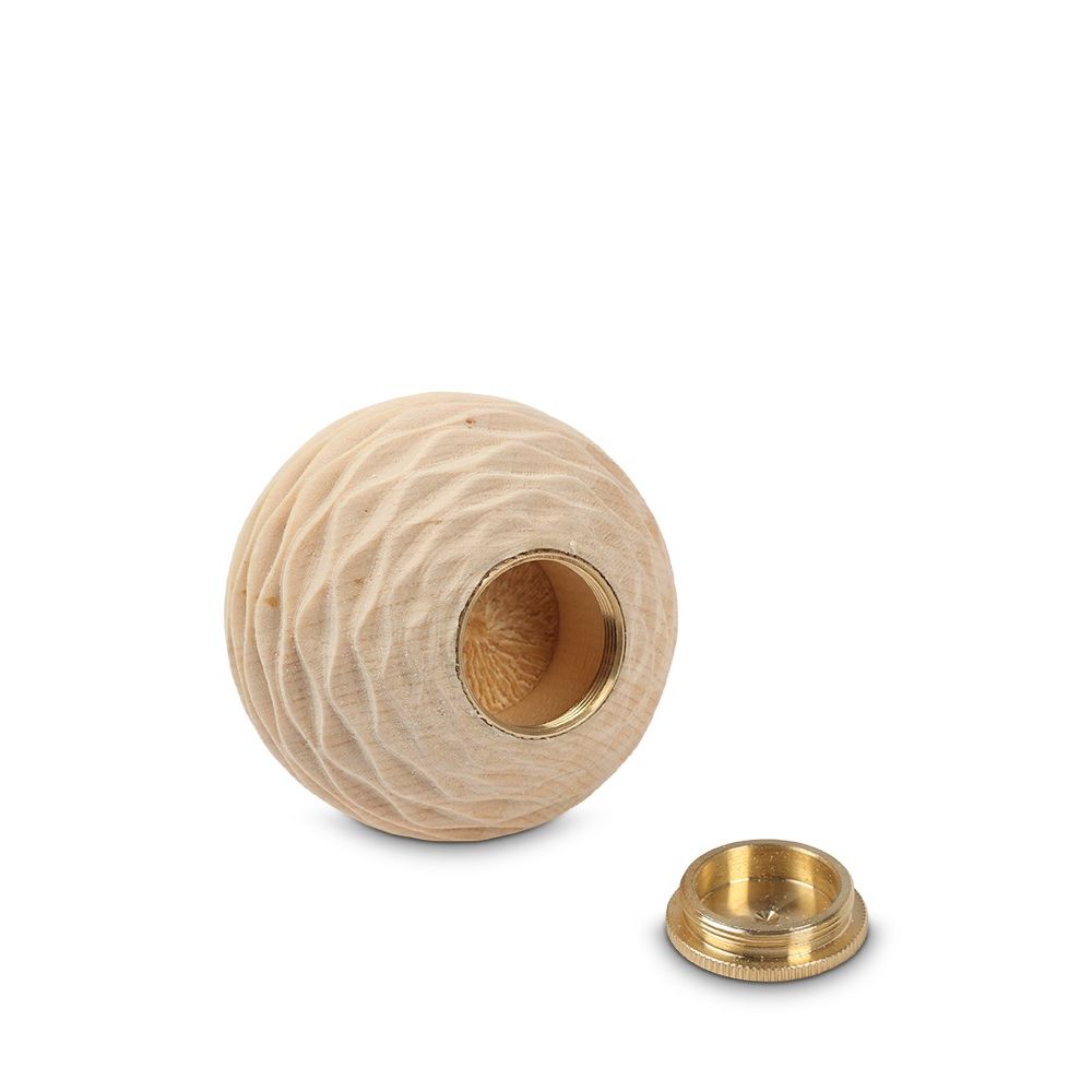 Bolvormige mini urn van hout in een natuurlijke houtkleur met golvend design