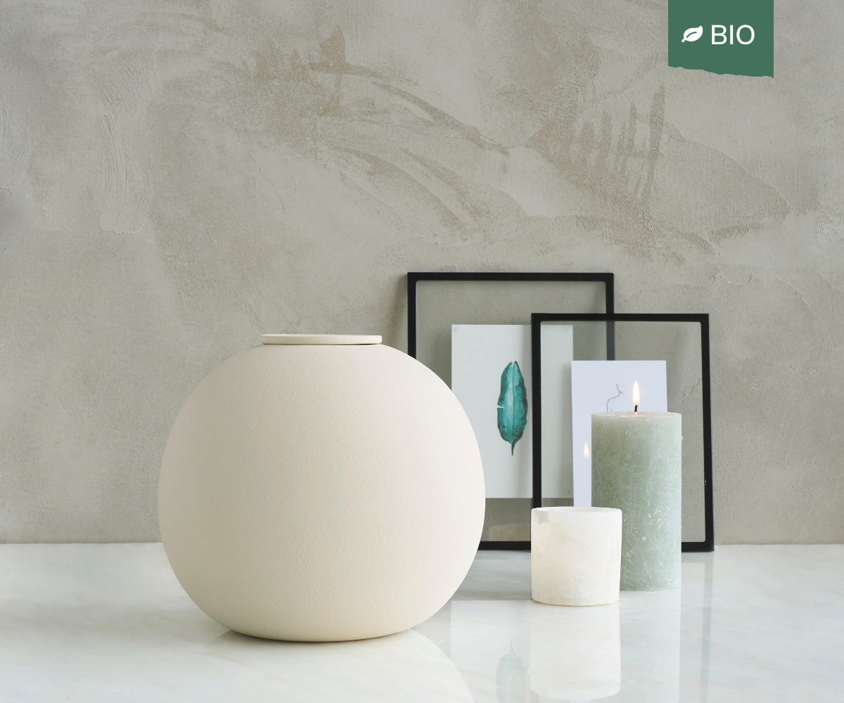Diona bolvormige handgemaakte biologisch afbreekbare urn van keramiek in de kleur beige