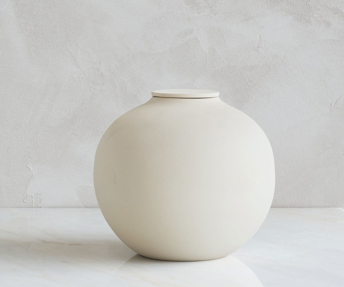 Veda bolvormige handgemaakte biologisch afbreekbare urn van keramiek in de kleur beige