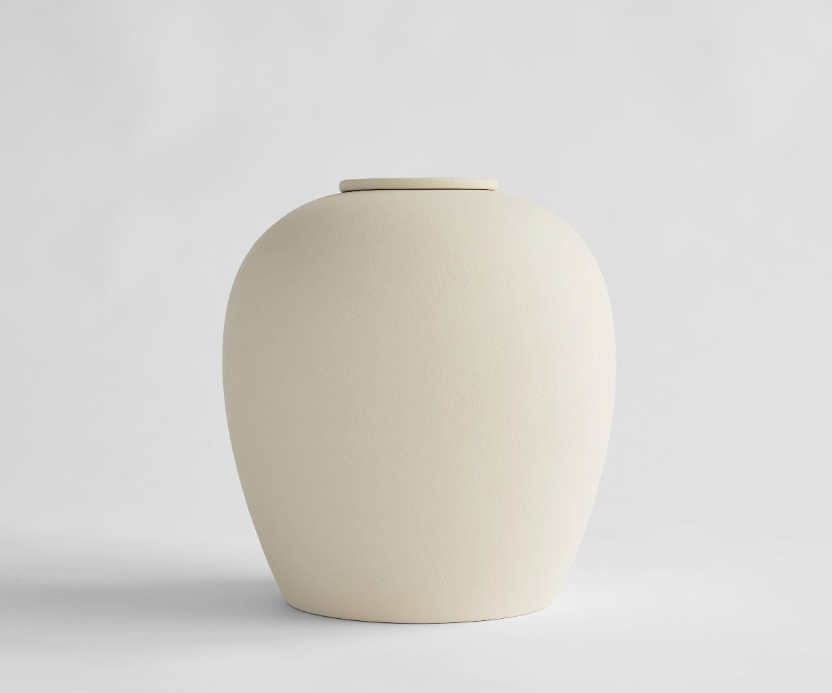 Verno kruikvormige handgemaakte biologisch afbreekbare urn van keramiek in de kleur beige