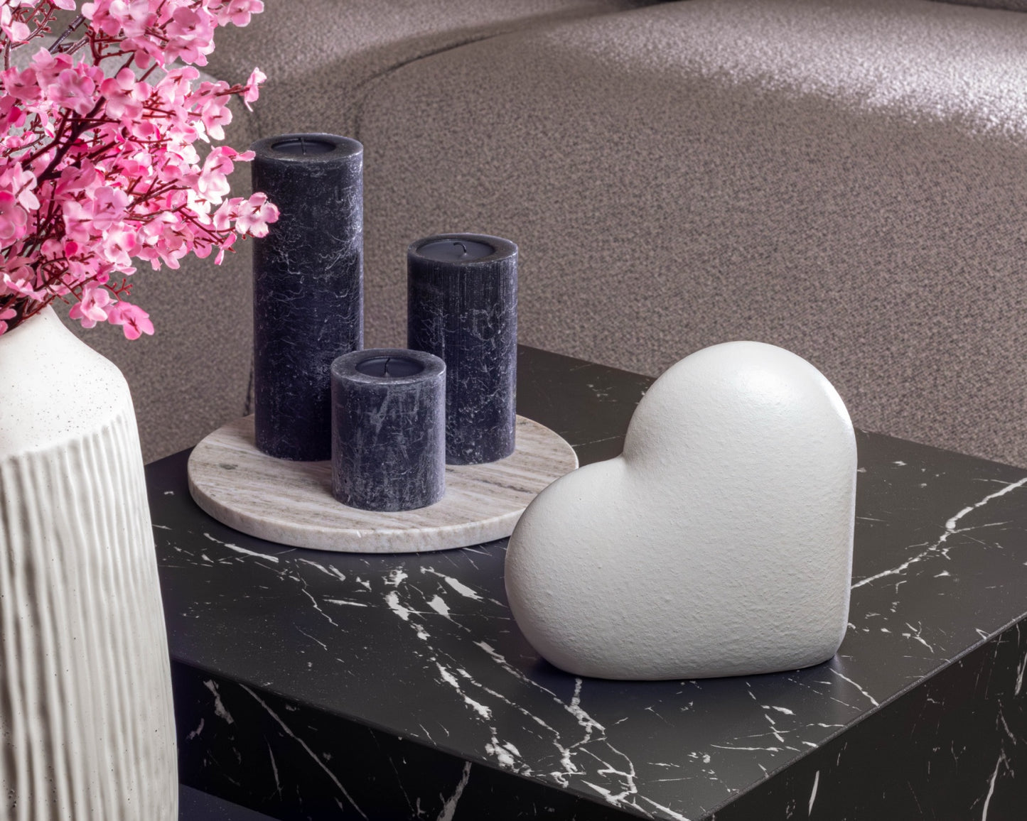 Sfeerfoto van de kleine witte Heart urn op een tafel – modern Nederlands design