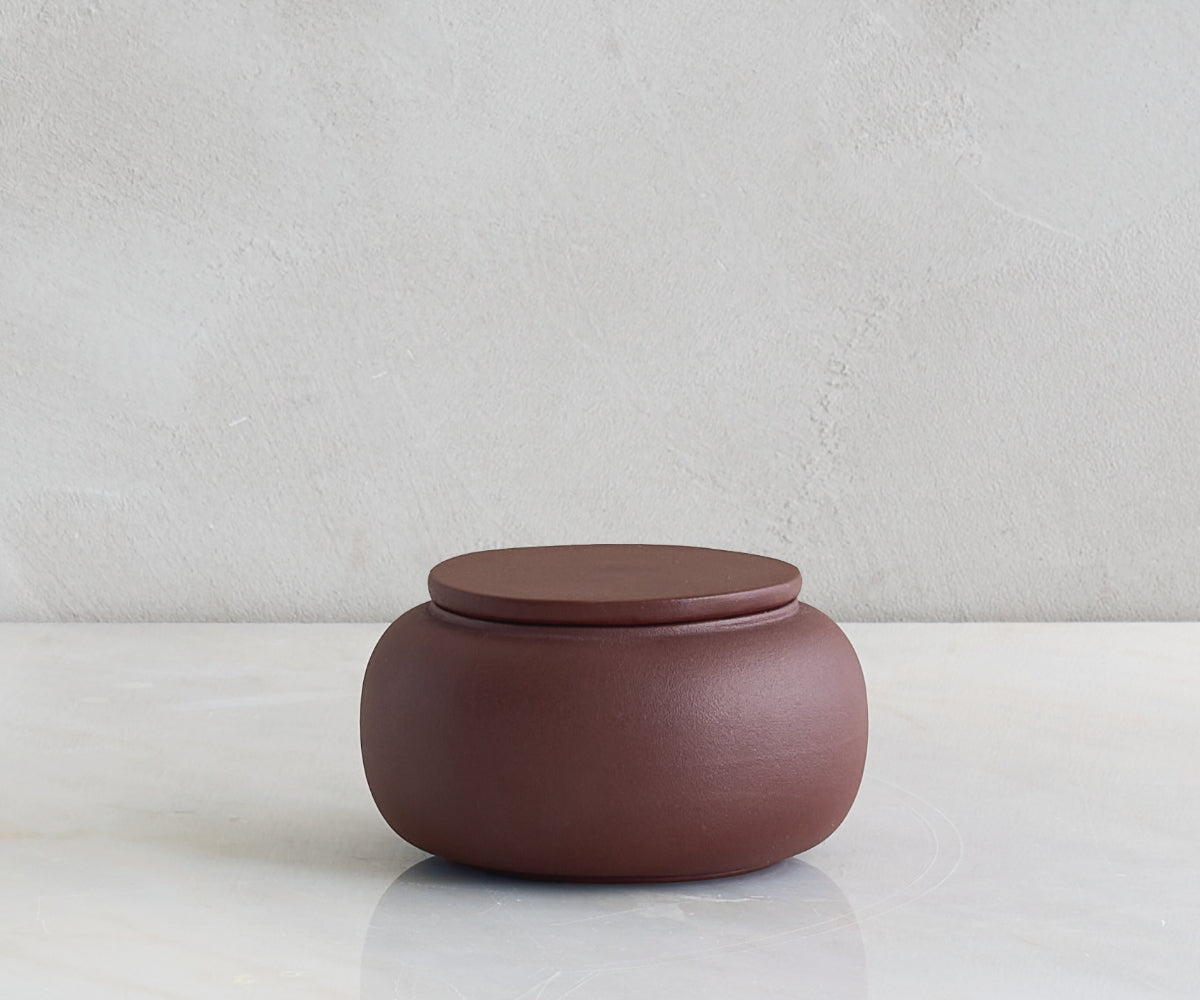 Seres mini urn cilindervormige handgemaakte urn van keramiek in de kleur roodbruin