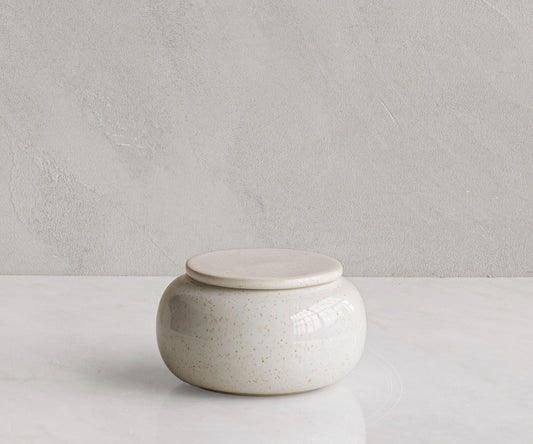 Seres mini urn cilindervormige handgemaakte urn van keramiek in de kleur wit gespikkeld