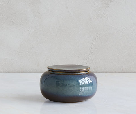 Seres mini urn cilindervormige handgemaakte urn van keramiek in de kleur groenblauw