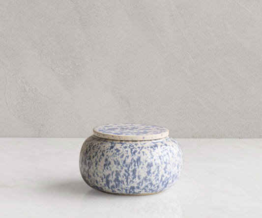 Seres mini urn cilindervormige handgemaakte urn van keramiek gespikkeld in de kleuren wit en blauw