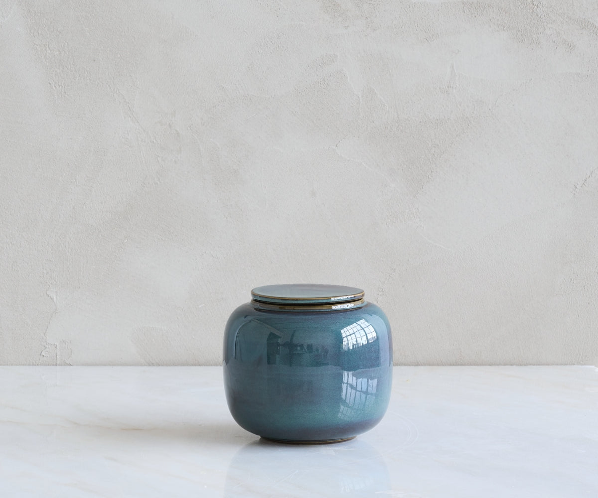 Seres kleine urn cilindervormige handgemaakte urn van keramiek in de kleur groenblauw
