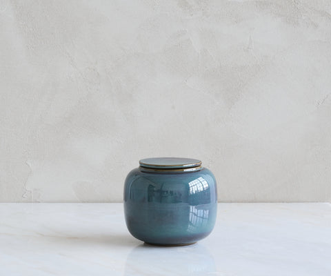 Seres kleine urn cilindervormige handgemaakte urn van keramiek in de kleur groenblauw