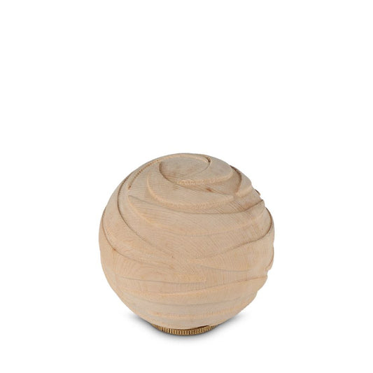 Bolvormige mini urn van hout in een natuurlijke houtkleur met uitgesneden design