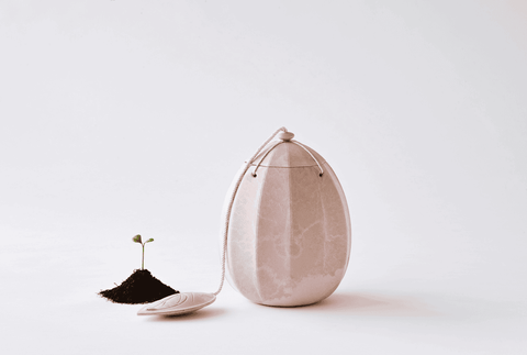 Beyond Life biologisch afbreekbare in de vorm van een Japanse lantaarnbloem urn in de kleur roze