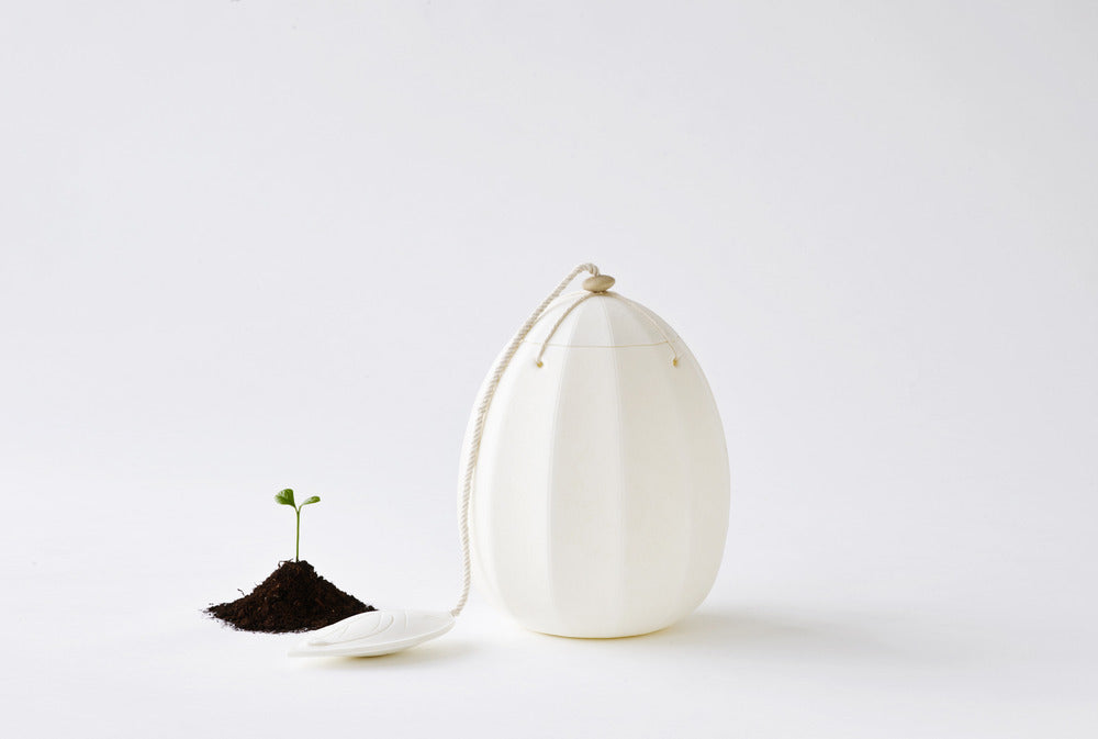 Beyond Life biologisch afbreekbare in de vorm van een Japanse lantaarnbloem urn in de kleur wit