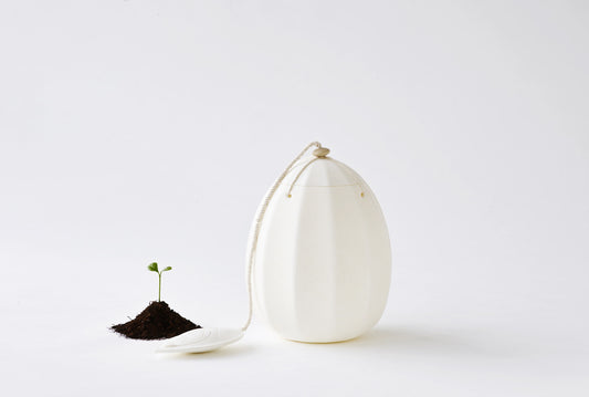 Beyond Life biologisch afbreekbare in de vorm van een Japanse lantaarnbloem urn in de kleur wit