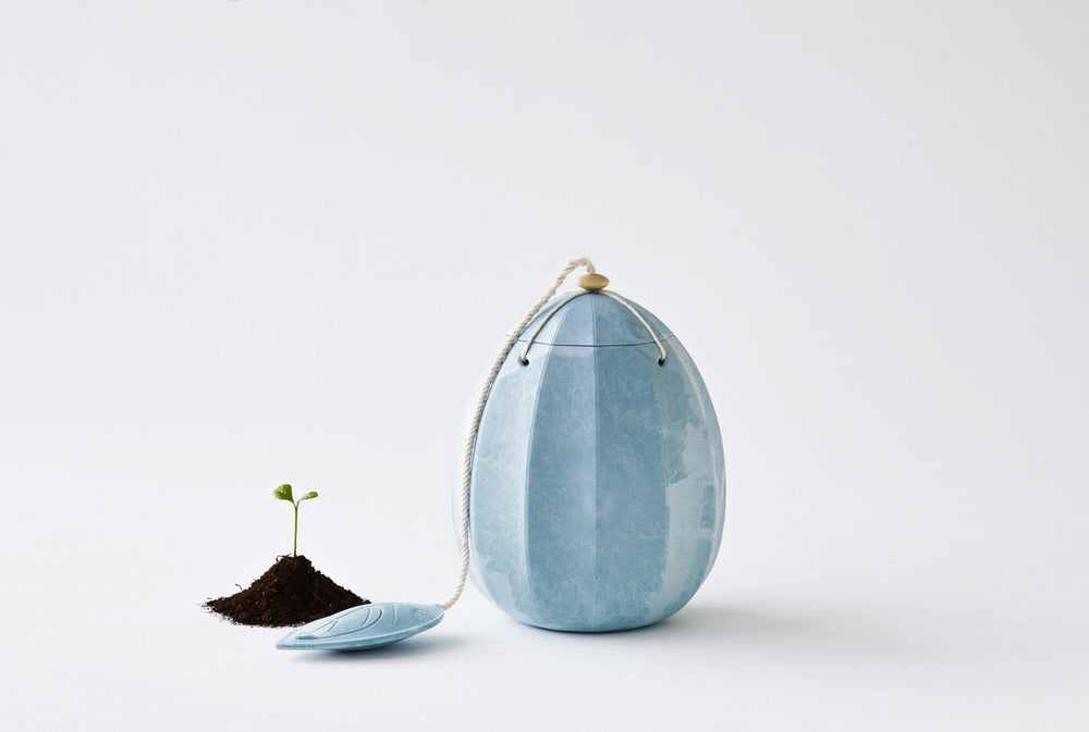 Beyond Life biologisch afbreekbare in de vorm van een Japanse lantaarnbloem urn in de kleur blauw