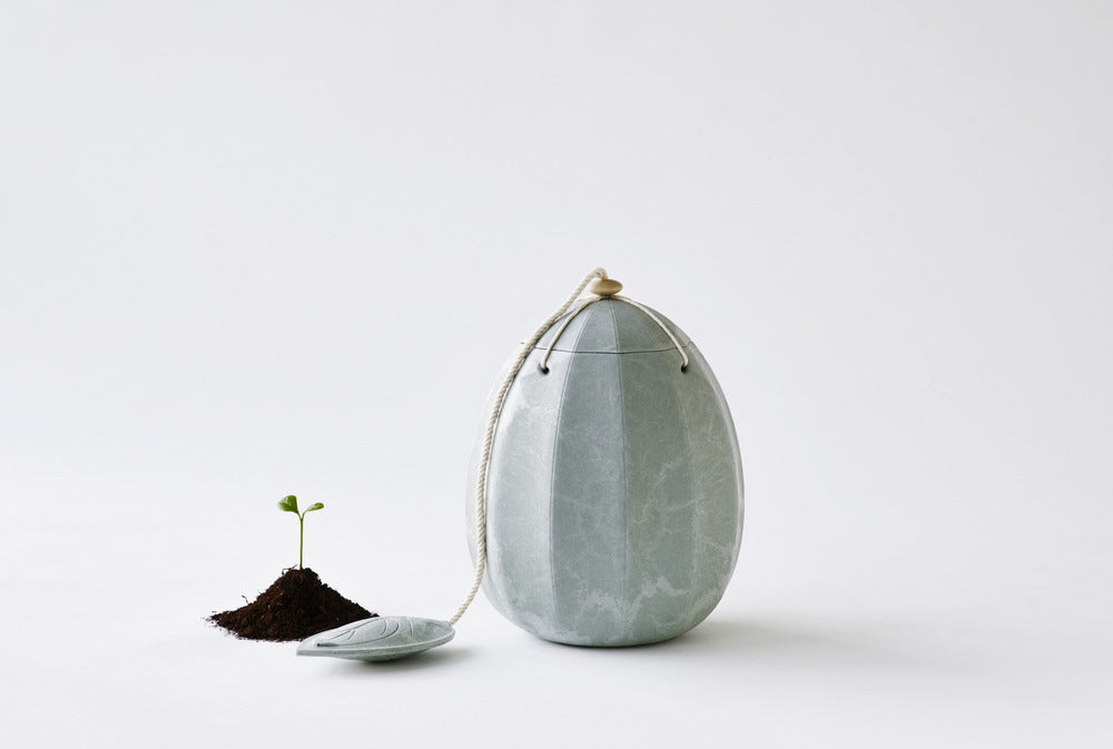 Beyond Life biologisch afbreekbare in de vorm van een Japanse lantaarnbloem urn in de kleur licht groen