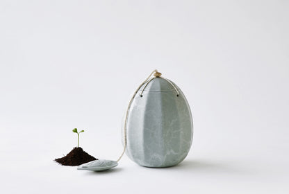 Beyond Life biologisch afbreekbare in de vorm van een Japanse lantaarnbloem urn in de kleur licht groen