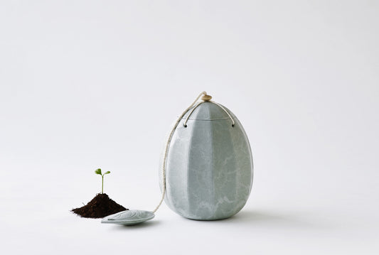 Beyond Life biologisch afbreekbare in de vorm van een Japanse lantaarnbloem urn in de kleur licht groen