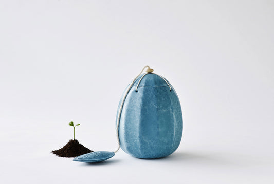 Beyond Life biologisch afbreekbare in de vorm van een Japanse lantaarnbloem urn in de kleur zeeblauw
