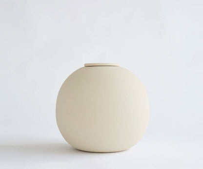 Diona bolvormige handgemaakte biologisch afbreekbare urn van keramiek in de kleur beige