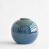 Diona bolvormige handgemaakte urn van keramiek in de kleur groenblauw