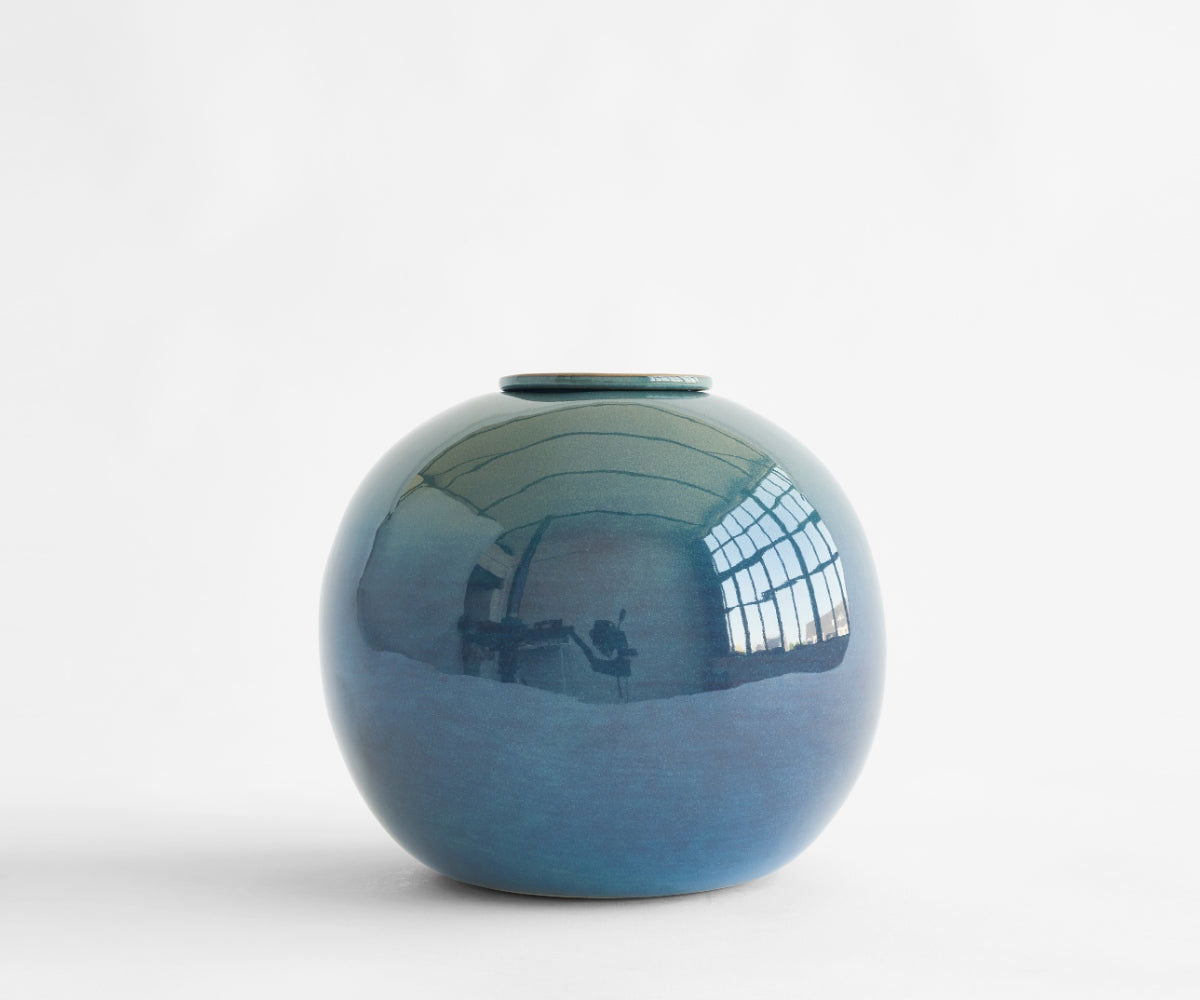 Diona bolvormige handgemaakte urn van keramiek in de kleur groenblauw