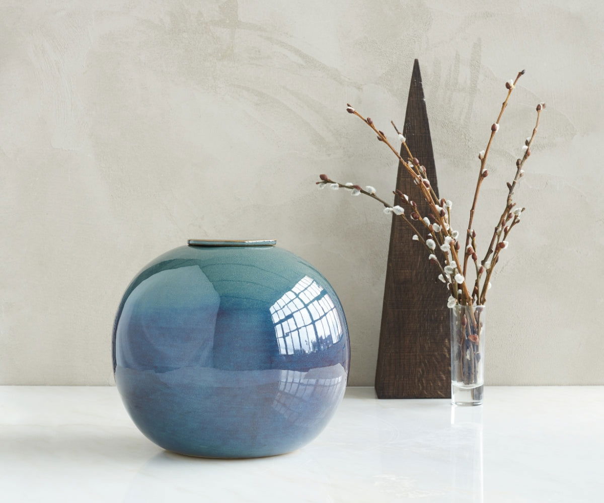 Diona bolvormige handgemaakte urn van keramiek in de kleur groenblauw