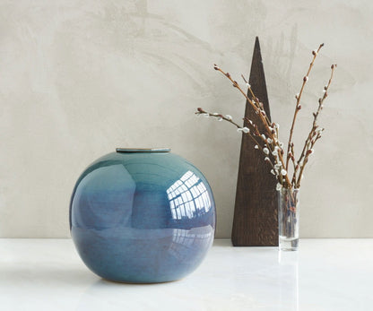 Diona bolvormige handgemaakte urn van keramiek in de kleur groenblauw
