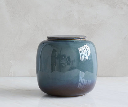 Seres cilindervormige handgemaakte urn van keramiek in de kleur groenblauw