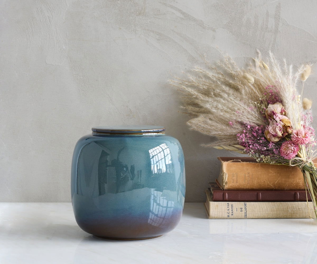 Seres cilindervormige handgemaakte urn van keramiek in de kleur groenblauw
