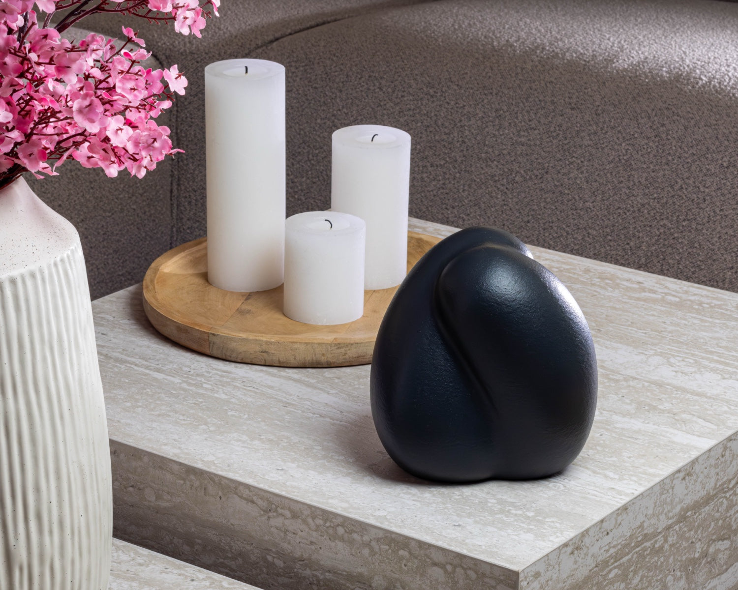 Sfeerfoto van de kleine donkerblauwe Embrace urn op een tafel – modern Nederlands design