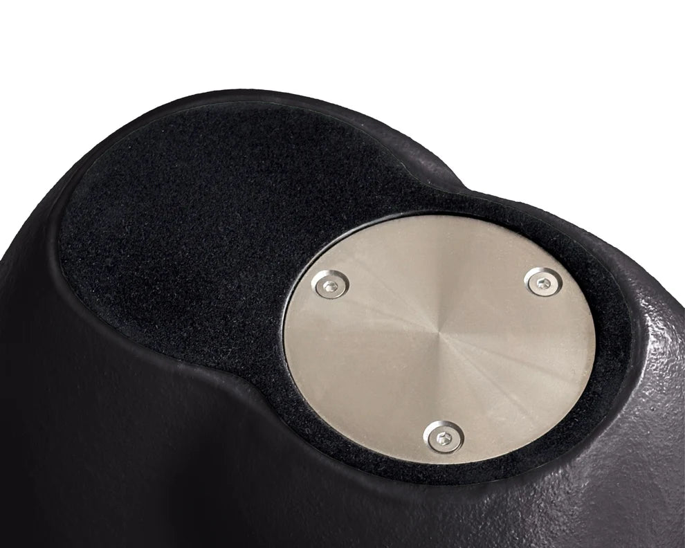 Detail van de sluiting van de kleine donkerblauwe Embrace urn – modern Nederlands design