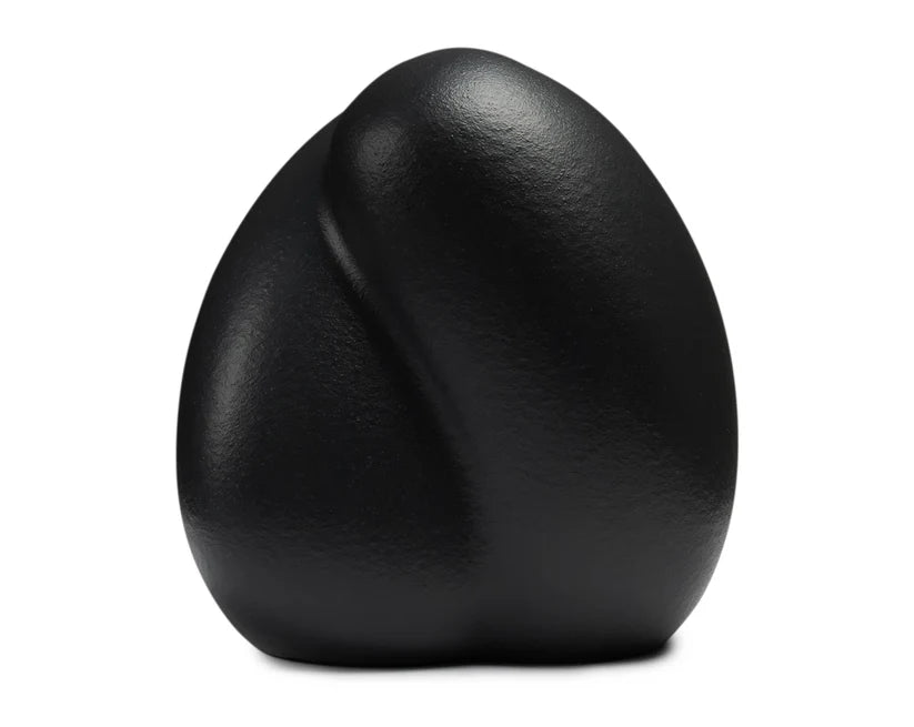 Vooraanzicht van de kleine donkerblauwe Embrace urn – modern Nederlands design