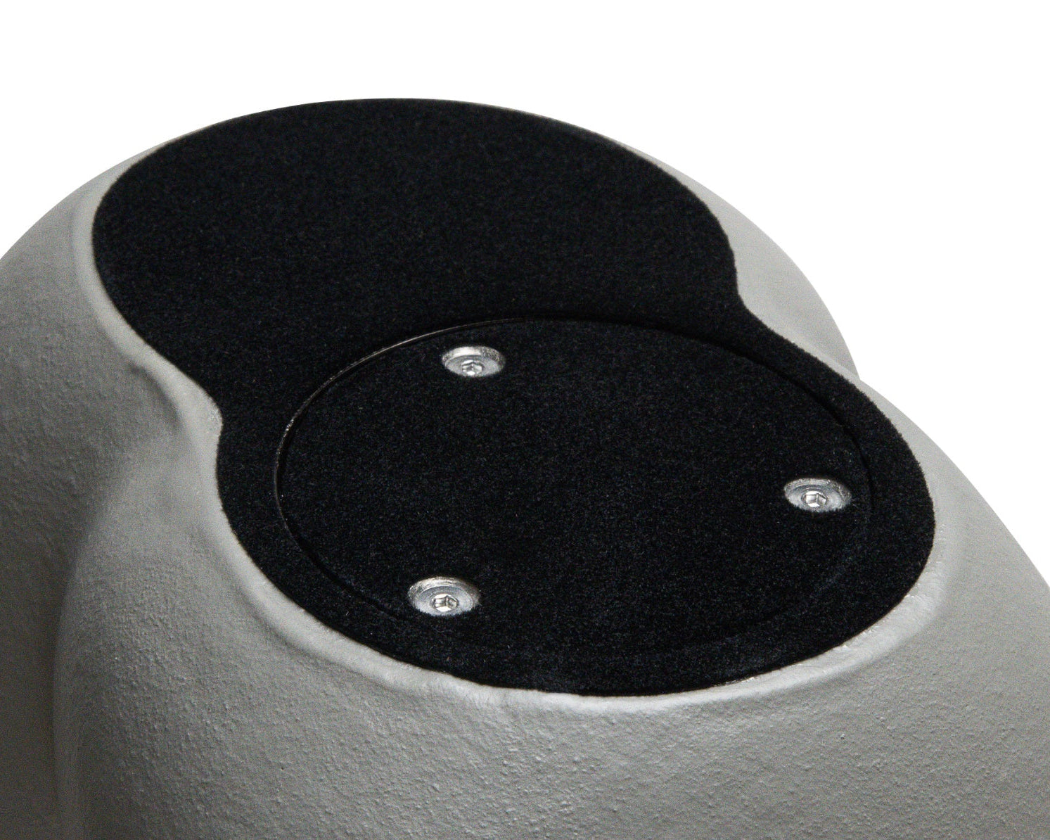 Detail van de sluiting van de kleine grijze Embrace urn – modern Nederlands design