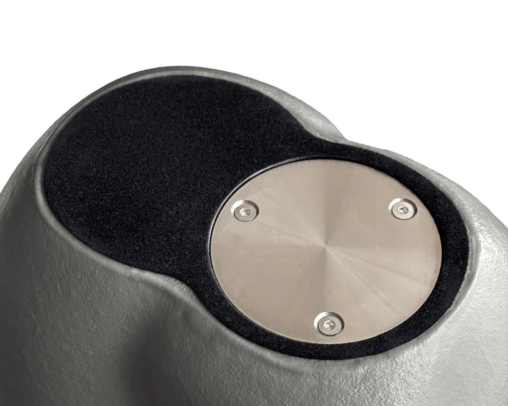 Detail van de sluiting van de kleine grijze Embrace urn – modern Nederlands design