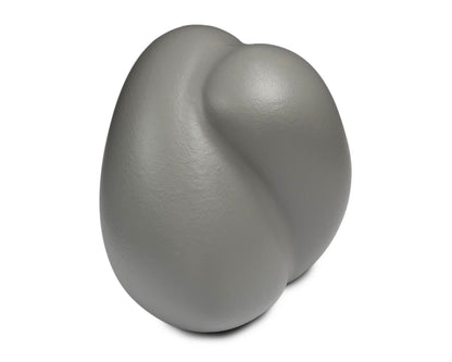 Zijaanzicht van de kleine grijze Embrace urn – modern Nederlands design