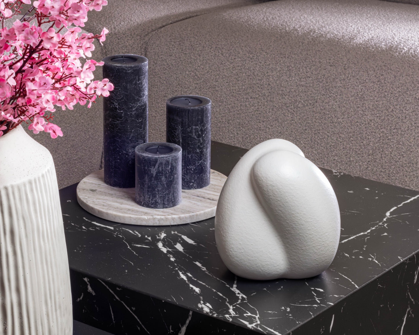 Sfeerfoto van de kleine witte Embrace urn op een tafel – modern Nederlands design