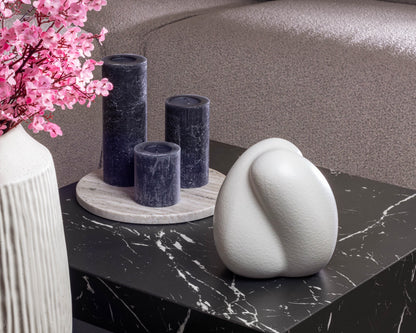 Sfeerfoto van de kleine witte Embrace urn op een tafel – modern Nederlands design